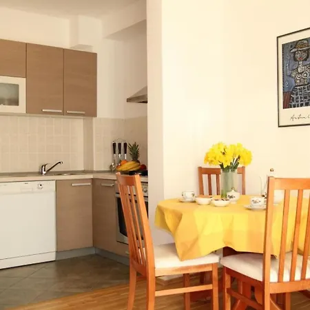 Διαμέρισμα Petrunjela - Two Bedroom With Balcony And City View